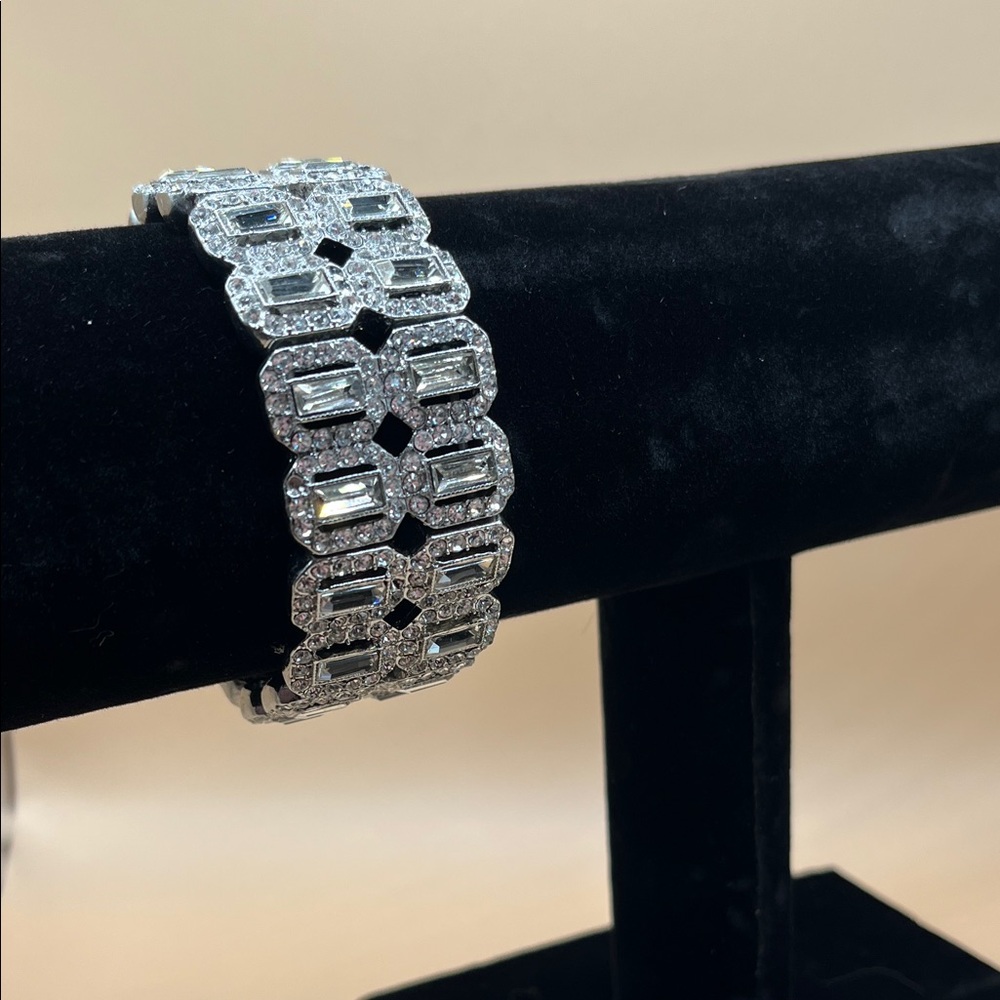 Stretch Silver Crystal Link Bracelet - Elegant Women’s Jewelry